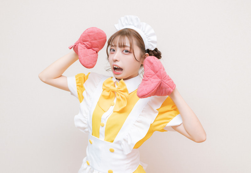 鍋掴みで驚いている女性