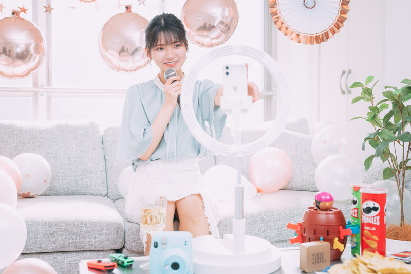 生配信している女性