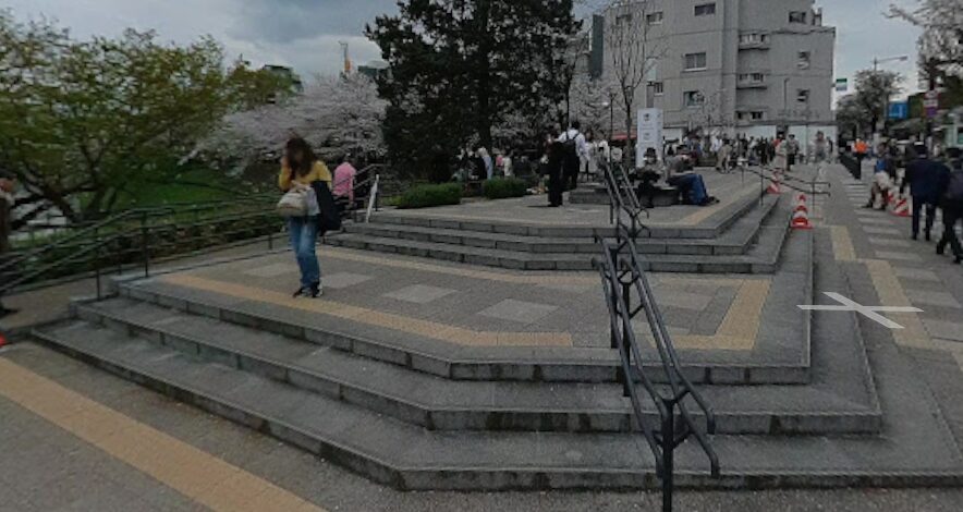 ⑤ 靖国神社裏手の階段|夕暮れ時の特等席
